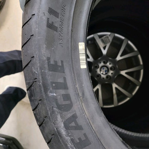 굿이어이글 F1 275 40 18