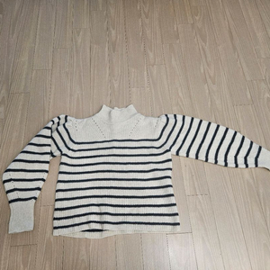 (새상품) 지컷 스트라이프 니트 스웨터