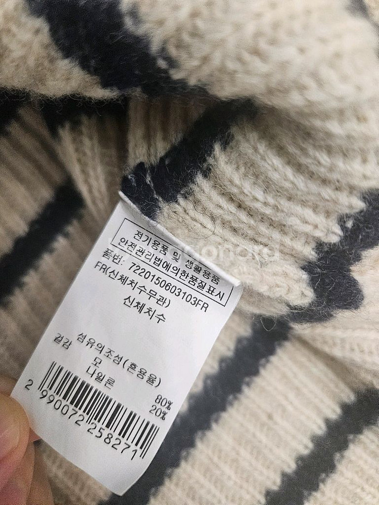 (새상품) 지컷 스트라이프 니트 스웨터--2