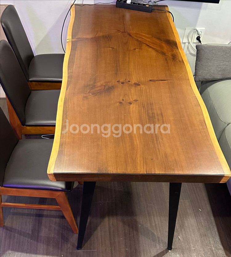 원목 테이블과 의자--0