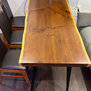 원목 테이블과 의자