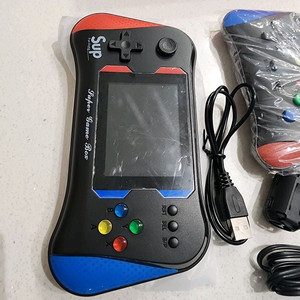 X7M 게임기는 500여 가지의 고전 아케이드 게임을