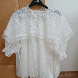 레이스 프릴넥 하프 블라우스