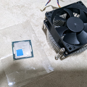 인텔 i7-8700 CPU와 CPU 쿨러 팝니다.