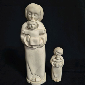 성모 마리아 조각상 2점