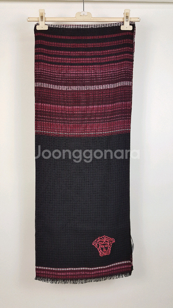 지아니베르사체 메두사 로고 검정/빨강 울 스카프--0