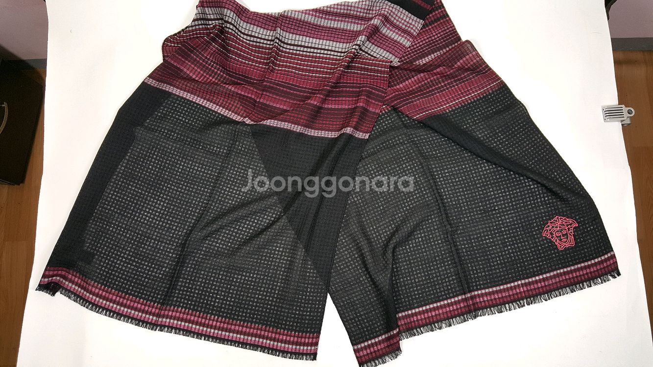 지아니베르사체 메두사 로고 검정/빨강 울 스카프--4