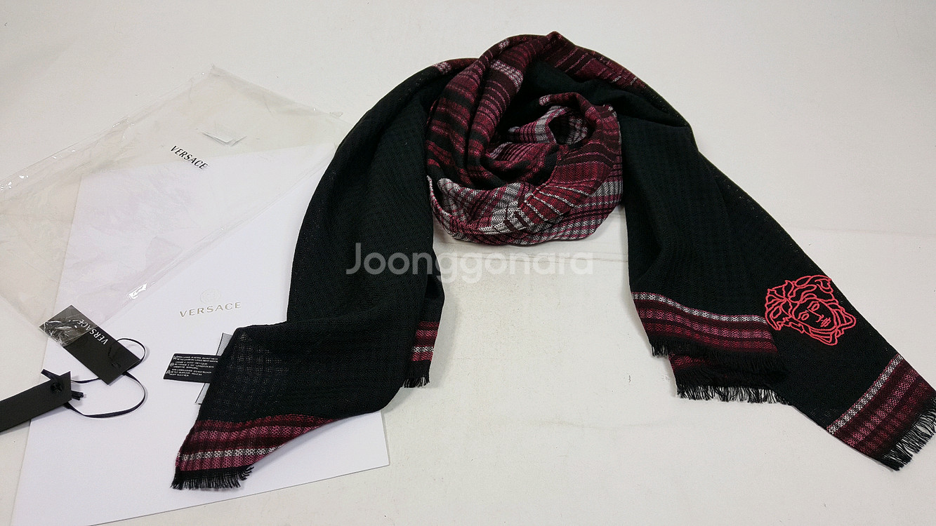 지아니베르사체 메두사 로고 검정/빨강 울 스카프--7