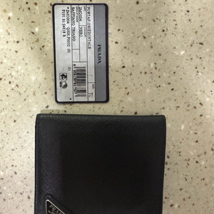 프라다 사피아노 레더 카드지갑