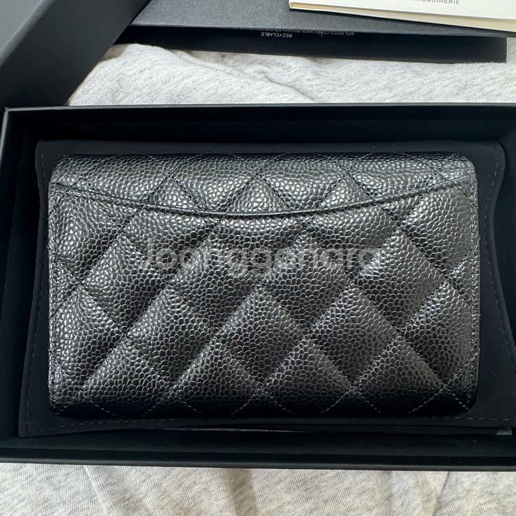 샤넬 클래식 캐비어 중지갑 금장 새제품 AP0232--2