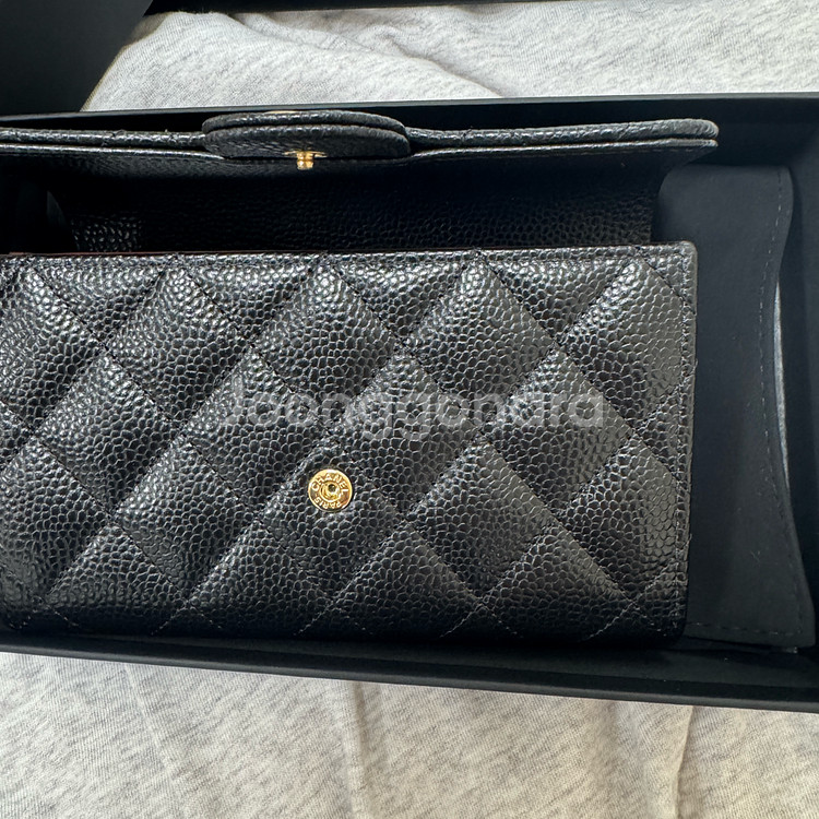 샤넬 클래식 캐비어 중지갑 금장 새제품 AP0232--4