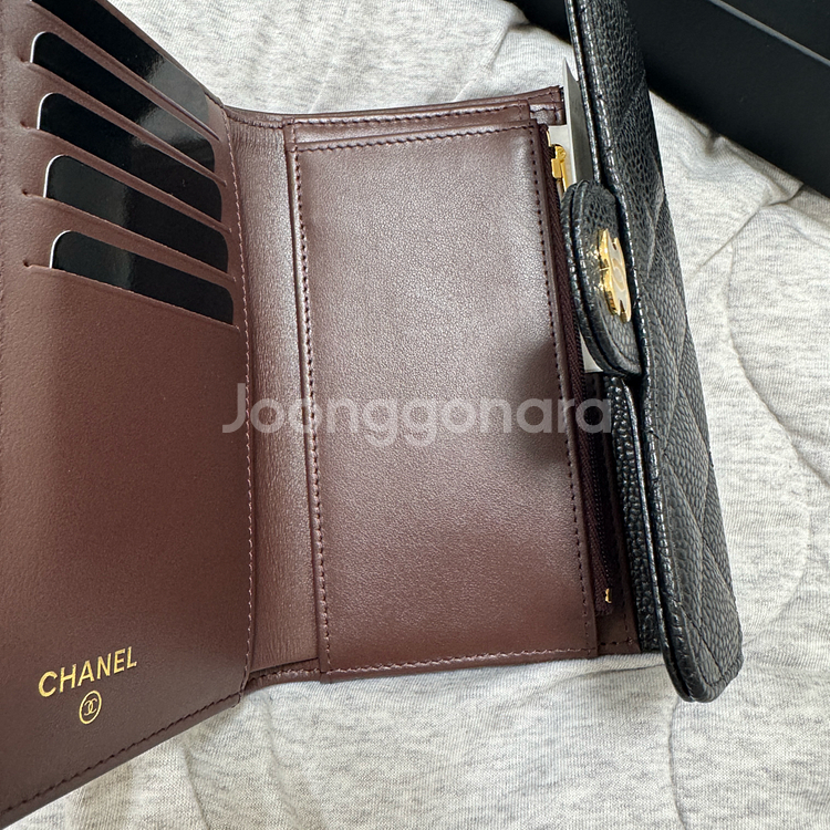 샤넬 클래식 캐비어 중지갑 금장 새제품 AP0232--5