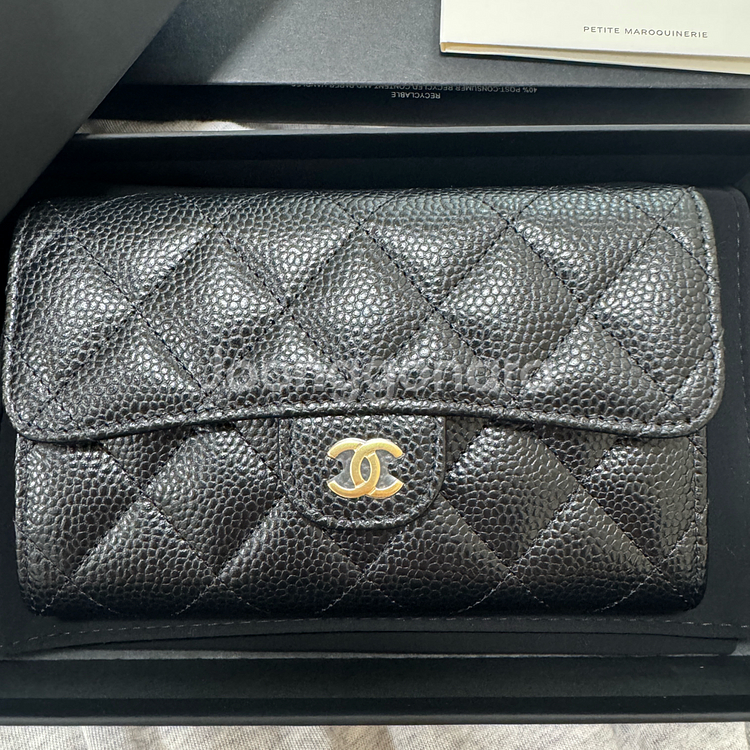 샤넬 클래식 캐비어 중지갑 금장 새제품 AP0232--1