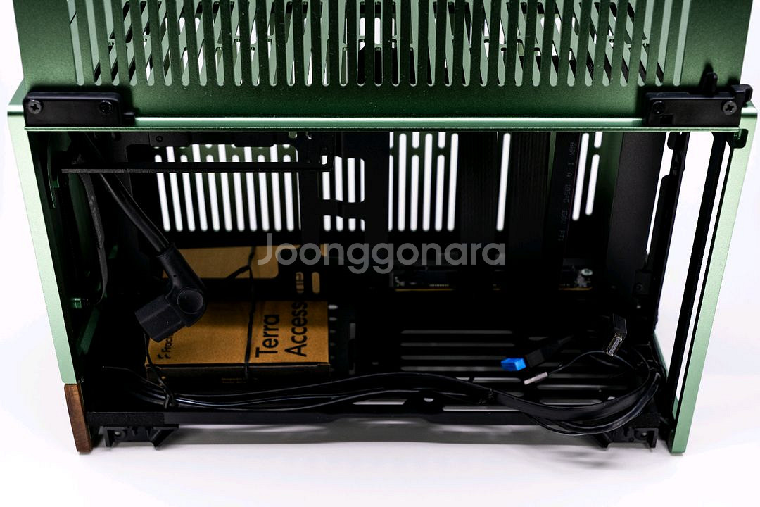 프랙탈 디자인 테라--4