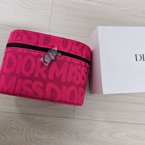 미스 디올 2025 리미티드 에디션 파우치 팝니다.