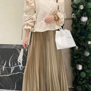 바이씨니 리본끈 펀칭 블라우스 아이