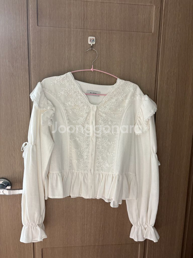 바이씨니 리본끈 펀칭 블라우스 아이--4