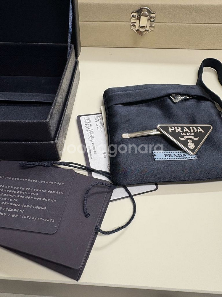 프라다 트라이앵글 헤어핀 블랙 오른쪽 혹은 교환--0