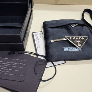 프라다 트라이앵글 헤어핀 블랙 오른쪽 혹은 교환