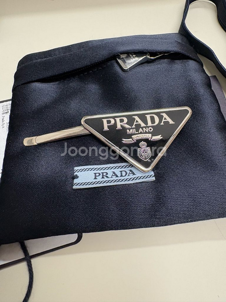 프라다 트라이앵글 헤어핀 블랙 오른쪽 혹은 교환--1