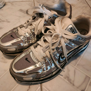 나이키 P6000 265사이즈 팝니다.