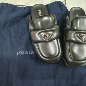 프라다 레더 패딩 뮬 슬리퍼