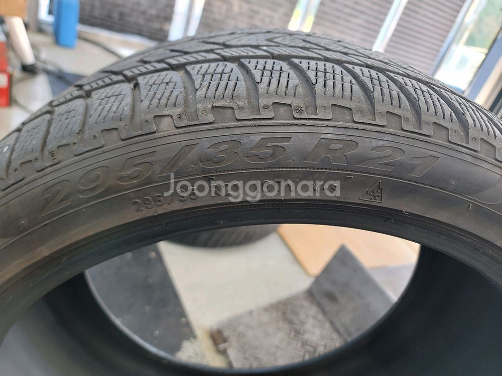 x5X6M 피렐리 스콜피온 윈터타이어 중고타이어 295-35-21 2개, 315-30 -22 1개 싸게 50팝니다--4