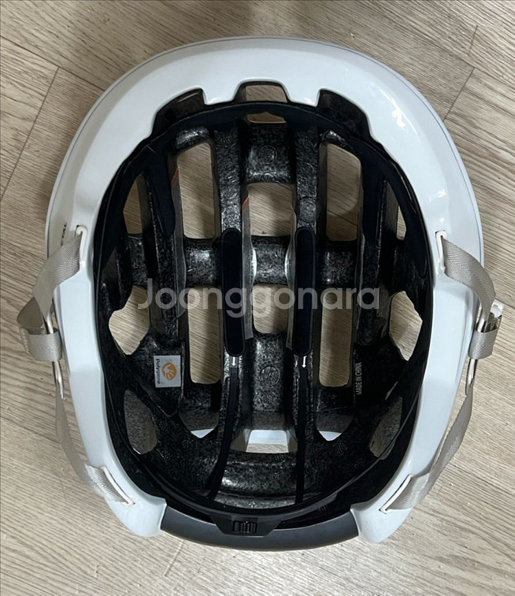 POC 헬멧 화이트 색상 L 사이즈 판매합니다--3