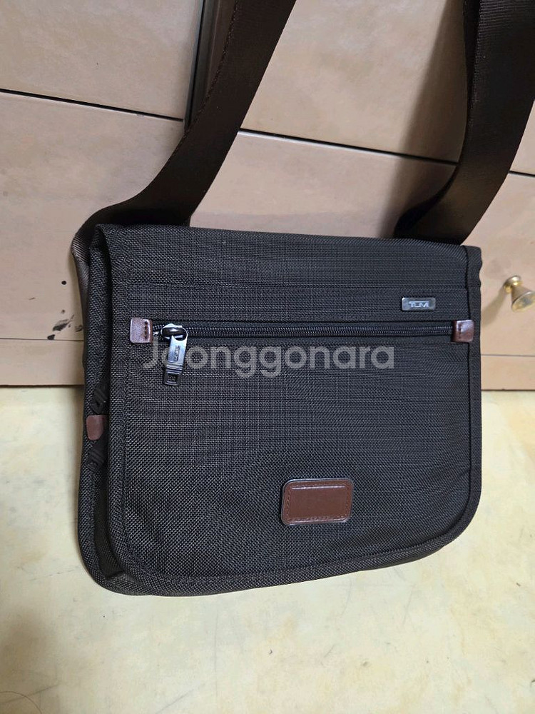 투미 정품 알파 스몰 플랩 바디 백 거의새제품--0