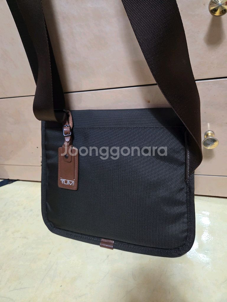 투미 정품 알파 스몰 플랩 바디 백 거의새제품--2