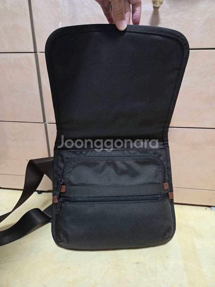 투미 정품 알파 스몰 플랩 바디 백 거의새제품--5