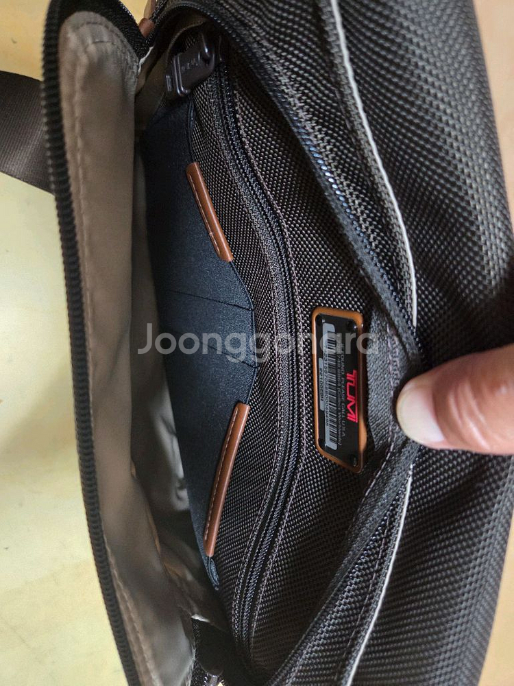 투미 정품 알파 스몰 플랩 바디 백 거의새제품--6