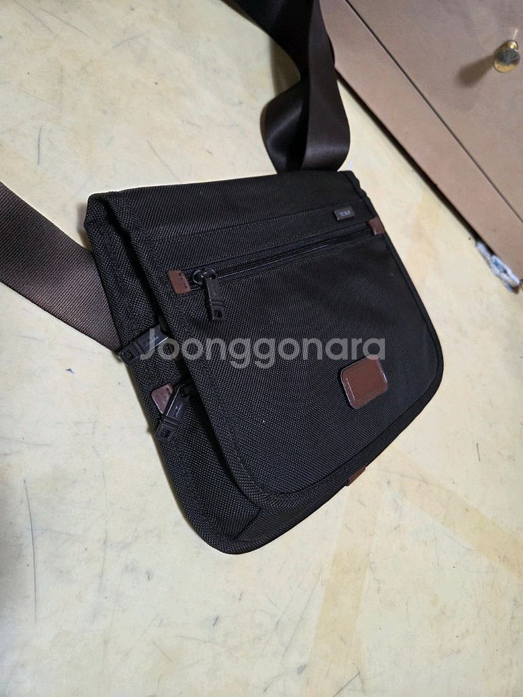 투미 정품 알파 스몰 플랩 바디 백 거의새제품--4