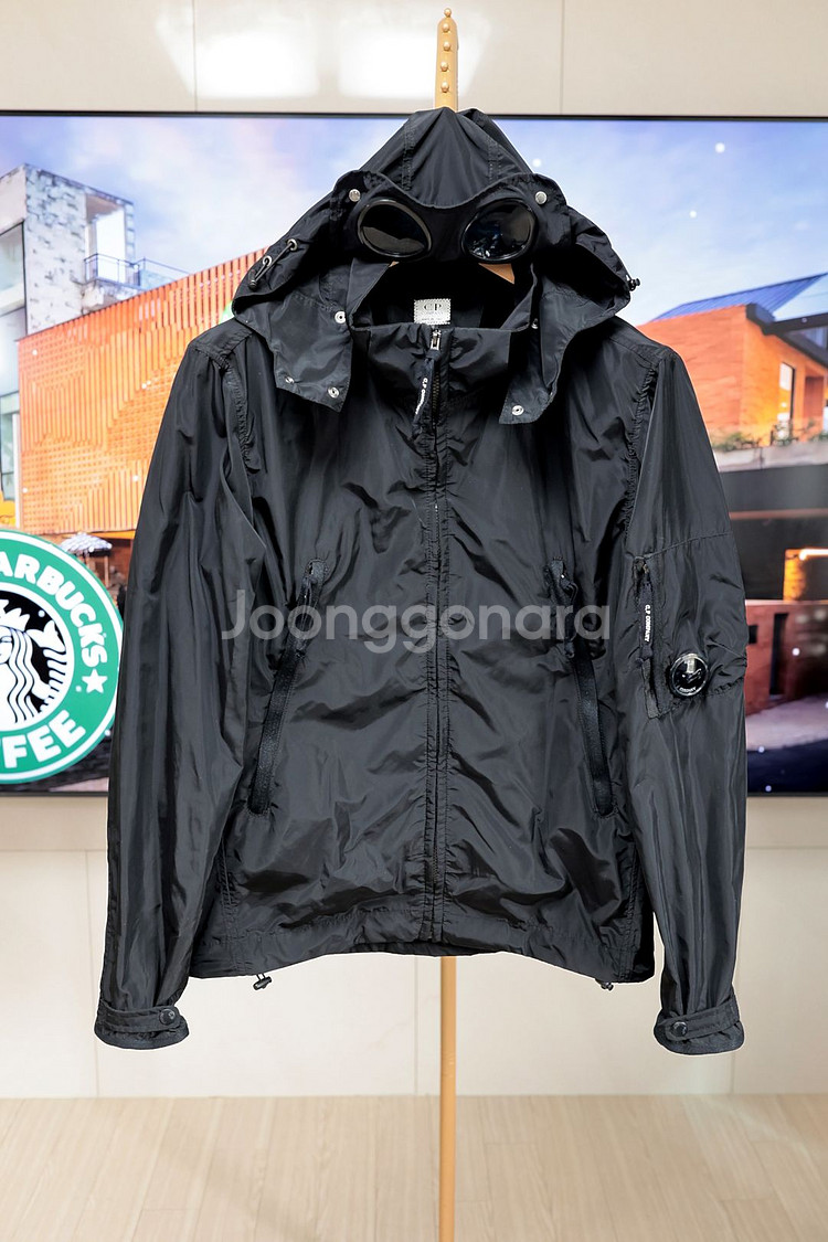 고글 후드로 완성되는 씨피컴퍼니 바람막이--0