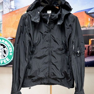 고글 후드로 완성되는 씨피컴퍼니 바람막이