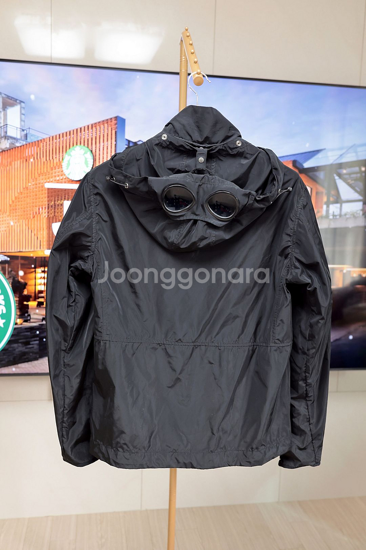 고글 후드로 완성되는 씨피컴퍼니 바람막이--6