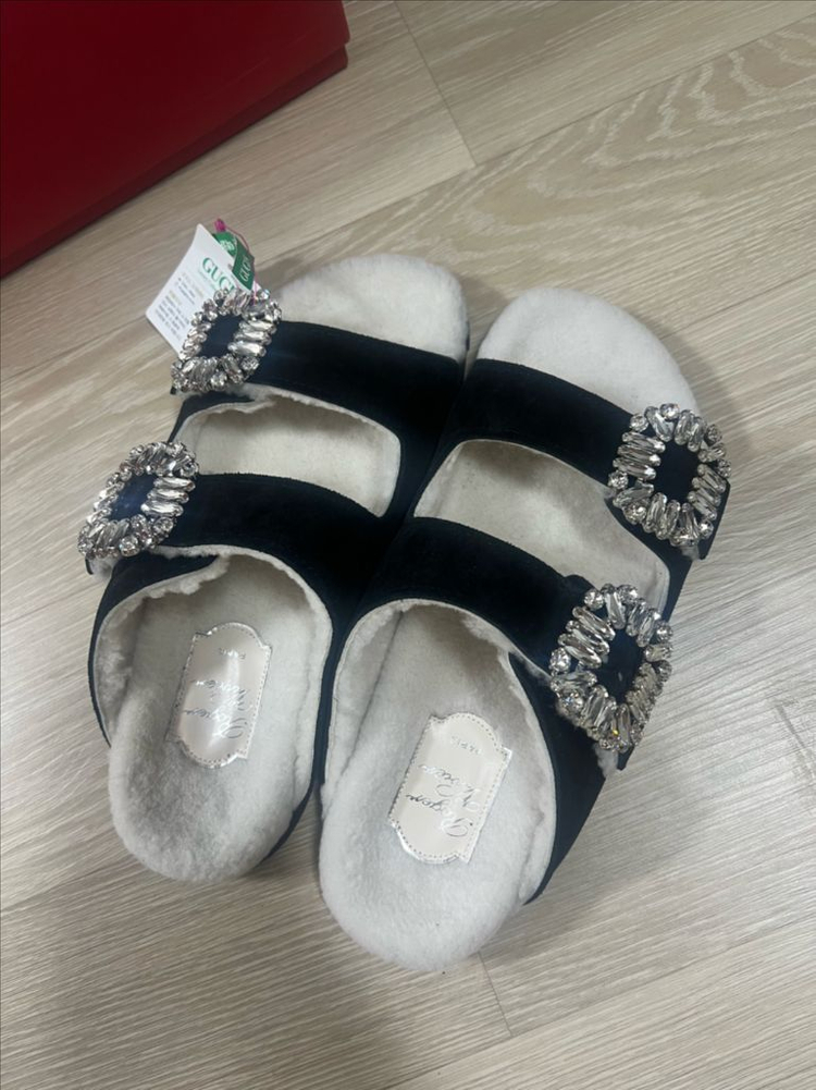 로저비비에 슬리퍼 이미지