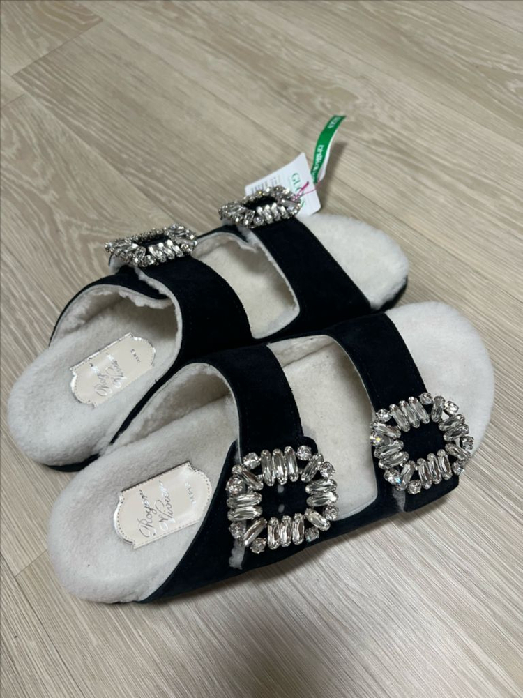 로저비비에 슬리퍼 이미지