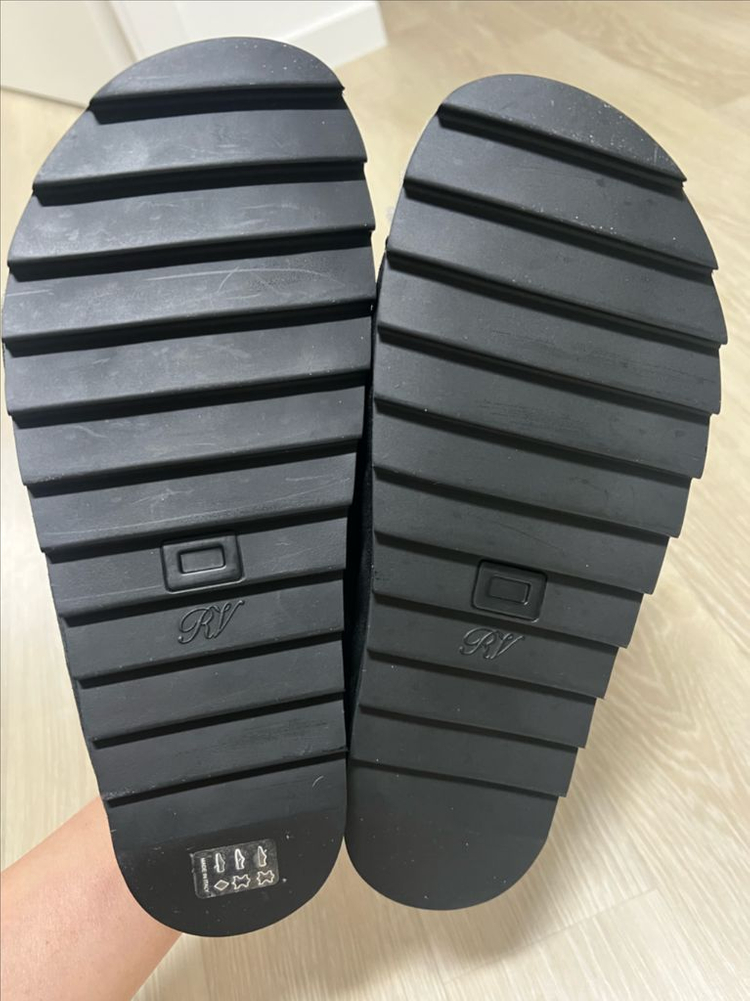 로저비비에 슬리퍼 이미지