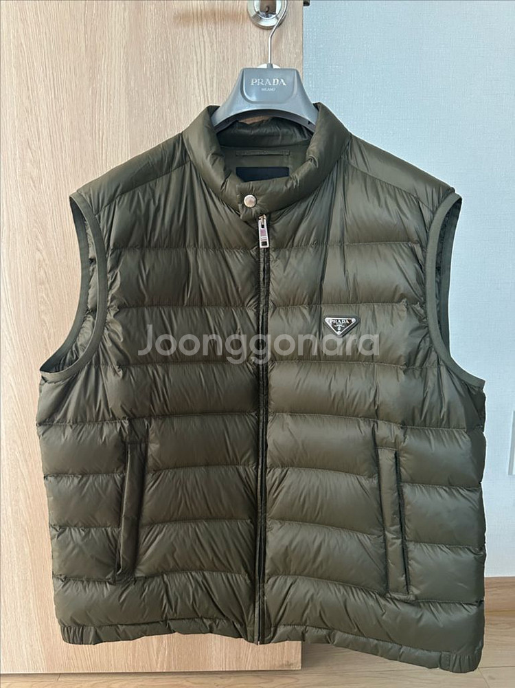 프라다 삼각로고 패딩조끼--1