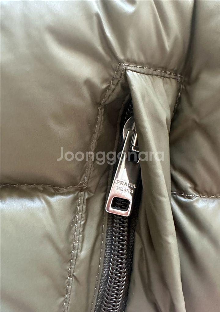 프라다 삼각로고 패딩조끼--5