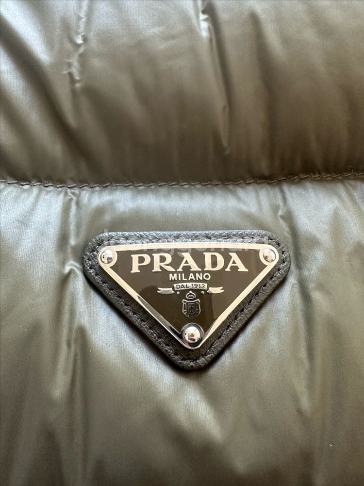 프라다 삼각로고 패딩조끼--2