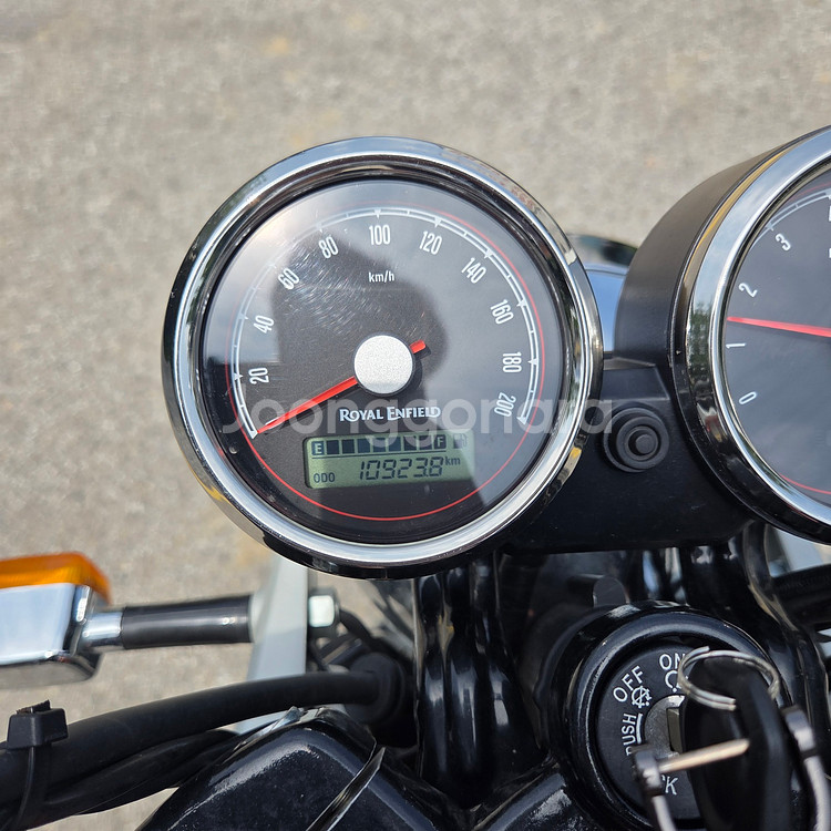 로얄엔필드 인터셉터650 22년 짧은키로수 판매합니다.--8