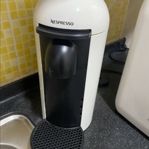 네스프레소 버츄오 커피머신 판매합니다.