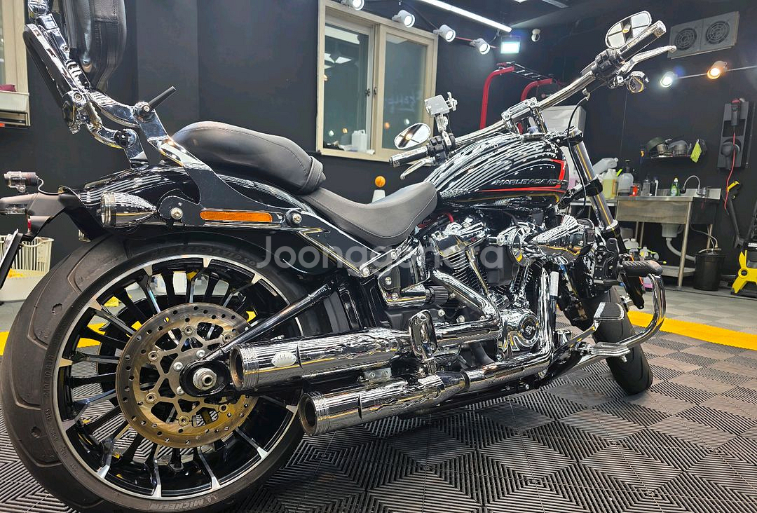 할리데이비슨 브레이크아웃--2