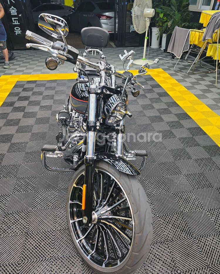 할리데이비슨 브레이크아웃--5