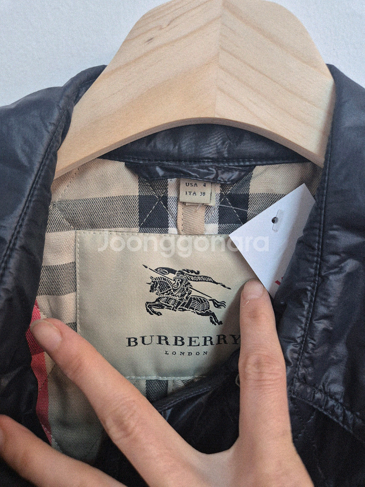 버버리 블랙 퀼팅 숏자켓--4
