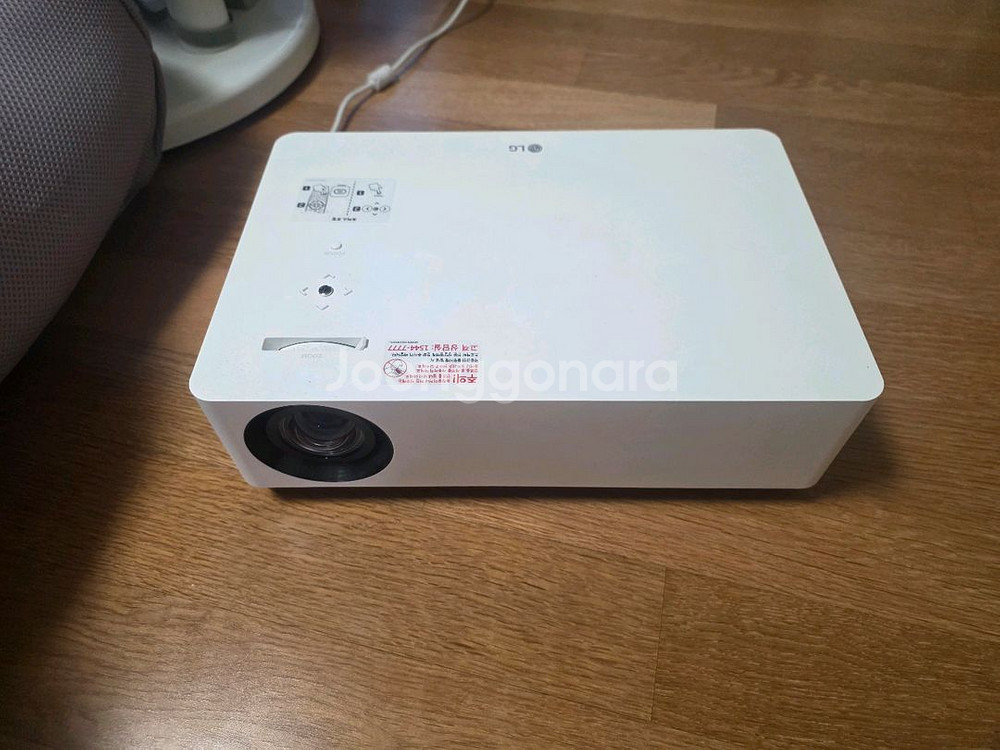 LG 시네빔 hu70la 빔프로젝터와 120인치 유압식 스크린 팔아요--0