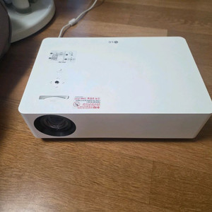 LG 시네빔 hu70la 빔프로젝터와 120인치 유압식 스크린 팔아요