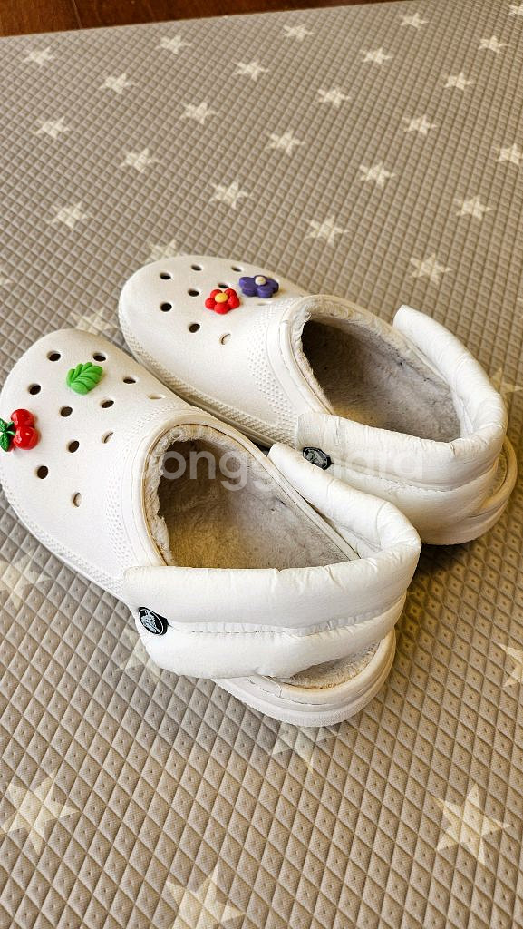 크록스 털슬리퍼m4w6--1